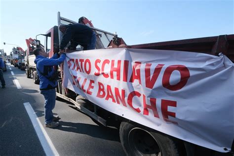 La protesta degli edili a Genova città bloccata dai cortei la Repubblica