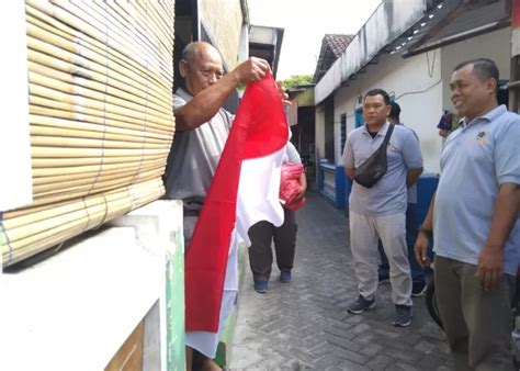 Jelang Hut Ri Ke Pwi Dan Bakesbangpol Tulungagung Bagikan Ratusan