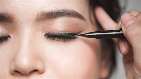 How To Apply Eyeliner On Downturned Eyes