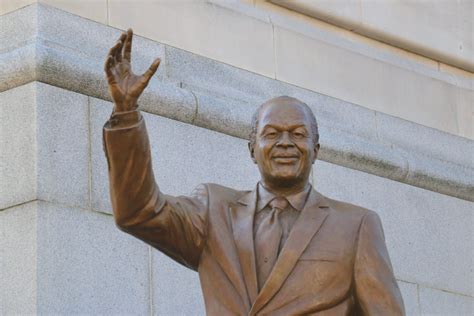 Washington, DC honors Mayor Marion Barry, Jr. with bronze statue