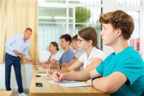 Alunos Sentados Em Sala De Aula E Ouvindo Imagem De Stock Imagem De