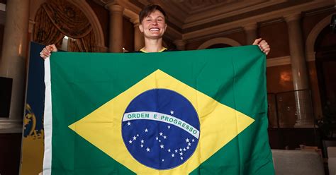 Raquel Kochhann e Isaquias Queiroz serão os porta bandeiras do Brasil