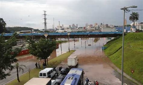 Forte chuva deixa um homem morto em Mauá ruas e avenidas alagadas