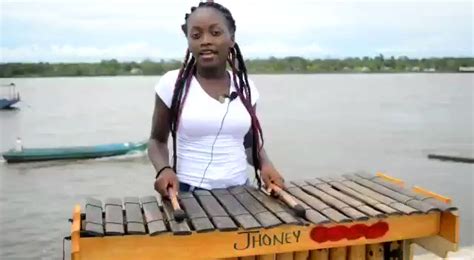 5 Hot Sexy Sara Pinzon Bikini Pics