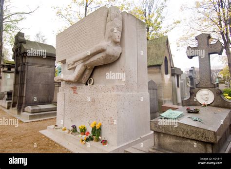 Tumba de Oscar Wilde el cementerio Pere Lachaise Paris Fotografía de