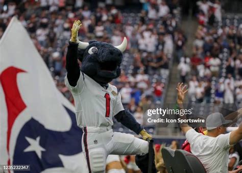 Texans Mascot Toro Photos And Premium High Res Pictures Getty Images