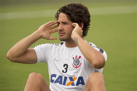 Alexandre Pato Será Operado Após Lesão No Joelho Mais Uma Batalha