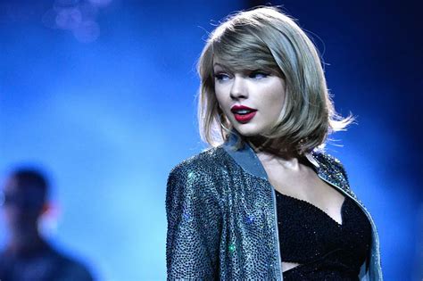 Taylor Swift Slices Thumb With Kitchen Knife