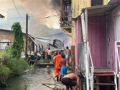 Incêndio Atinge Casas Em Beco Na Cachoeirinha Com Praça 14