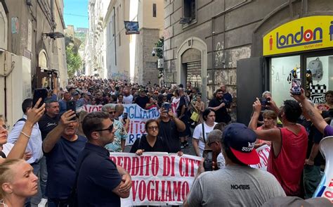 Video Napoli In Corteo Per Il Reddito Di Cittadinanza Meloni Vaffa