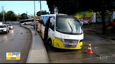 Acidente ônibus complica trânsito na Zona Norte do Recife