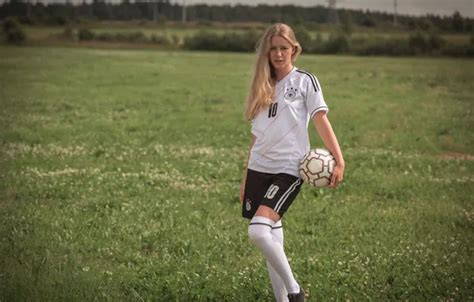 Обои girl shorts beautiful model blonde ball sportswear knee