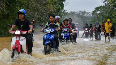 Cna On Twitter Malaysia Floods Force More Than 66000 People Into