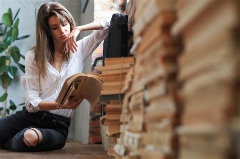 Femme Lisant Des Livres Dans Le Sol Photo Gratuite