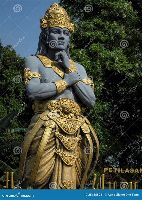 King Hayam Wuruk Statue of the King of Majapahit Editorial Photo - Image of face, regency: 251388031