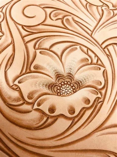 Carving A Flower In Leather Part Arte En Cuero Pintura De Cuero