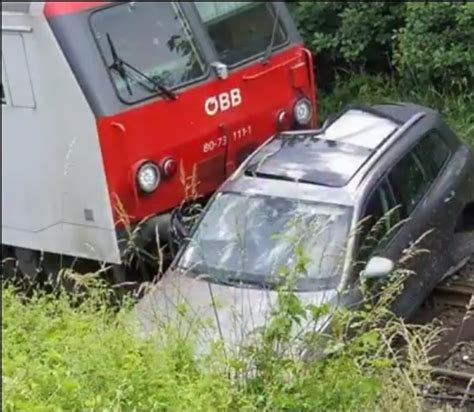 Auto Von Zug Erfasst In Sattendorf 5 Minuten Nachrichten Aktuelles