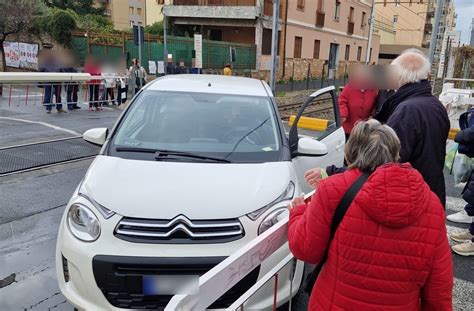 Loano Auto Bloccata Tra Le Sbarre Del Passaggio A Livello Traffico