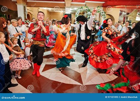 Zalishchyky Ukraine August 28 2016 Gypsies Dancing And Singing On
