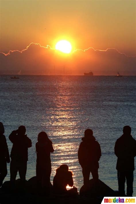 Foto : Menyaksikan keindahan matahari terbit awal 2016 di Jepang ...