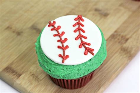 The Cutest Baseball Cupcakes To Make Every Day Game Day Parade