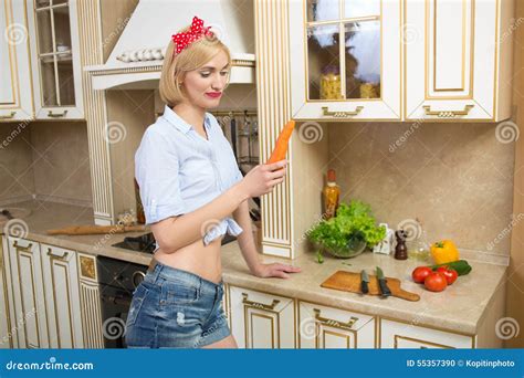 Fille Tenant Une Grande Carotte Dans La Cuisine Photo Stock Image Du Beau Cuisinier 55357390