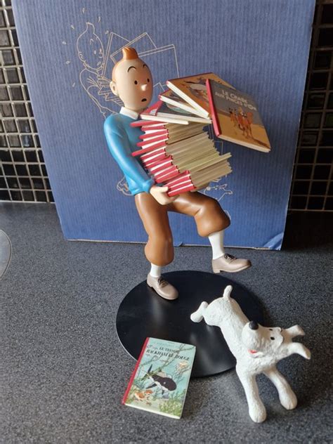 Tintin Statuette Moulinsart 46964 Tintin Tenant Les Albums