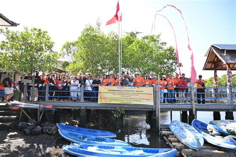 Prodi Magister Manajemen Udayana Gelar PKM Bersih Sampah Plastik Di