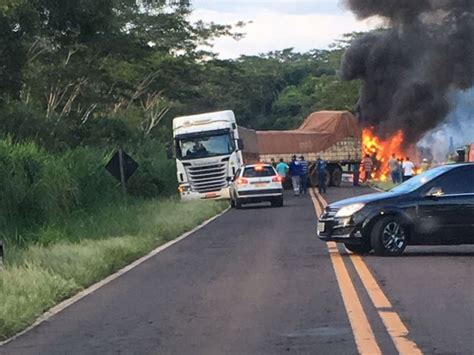 G1 Duas pessoas morrem carbonizadas em colisão entre dois caminhões