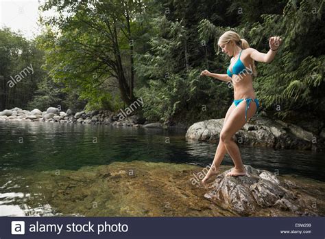 Frauen im bikini im wald Fotos und Bildmaterial in hoher Auflösung Alamy