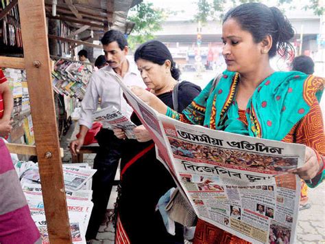 People reading newspapers - May 20, 2016 | The Economic Times