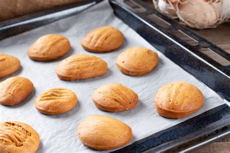 Hornear Galletas En Una Bandeja Foto De Archivo Imagen De Casero