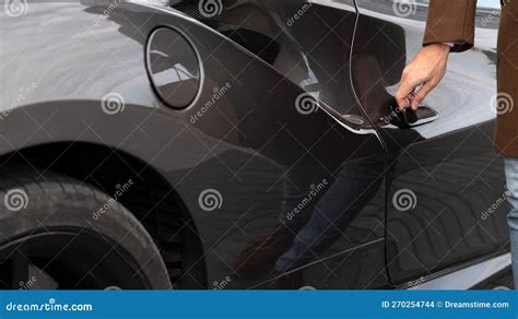 Mano De Los Hombres Abriendo La Puerta Del Coche Foto De Archivo