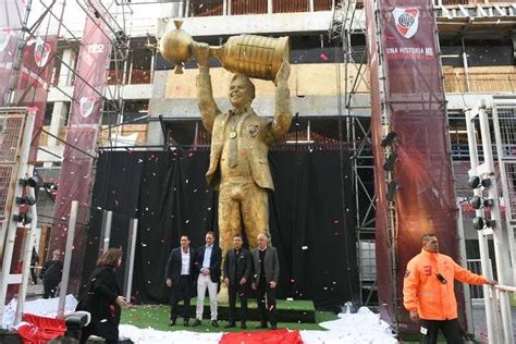 Estatua De Marcelo Gallardo En River Analizan Limar La Exagerada