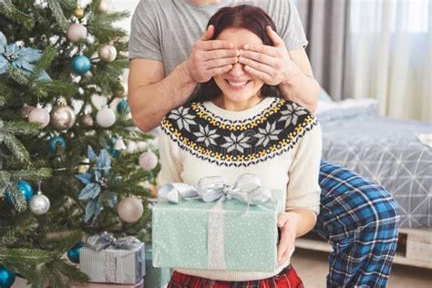 Jonge Paar Het Vieren Kerstmis Een Mens Stelde Plotseling Een Heden Aan Zijn Vrouw Voor Het