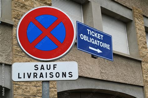 Panneau de signalisation routière français indiquant une interdiction