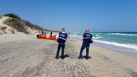 Spiagge Sicure Kitesurfing Selvaggio E Merce Contraffatta Multe Della