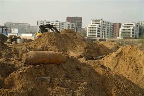 Olbrzymi niewybuch przy ul Białowieskiej we Wrocławiu Konieczna ewakuacja