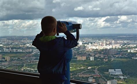 Vista Trasera De Un Ni O Mirando A Trav S De Binoculares Que Funcionan