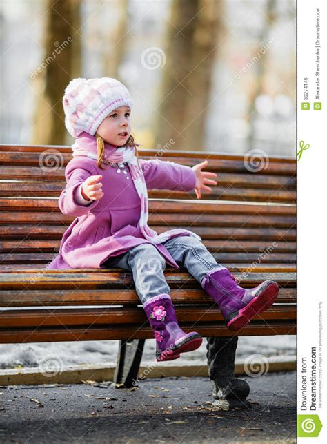 Jeune Fille S Asseyant Sur Un Banc En Bois Photo Stock Image Du