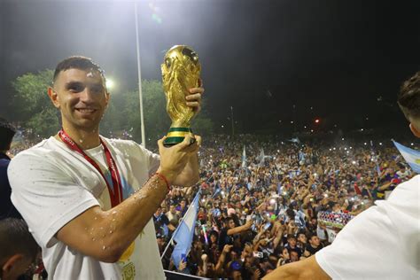 Foto El Dibu Muestra La Copa Argentina Celebra Por Todo Lo Alto El