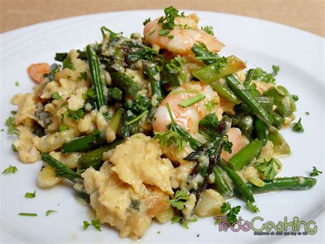 Revuelto de espárragos con gambas y ajetes Receta tradicional