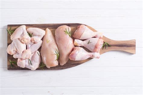 Viande Crue De Poulet Sur Le Fond En Bois Image Stock Image Du Poulet