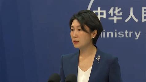 美商务部长雷蒙多对华为在她访华期间推新机不悦，外交部回应华为外交部新浪新闻