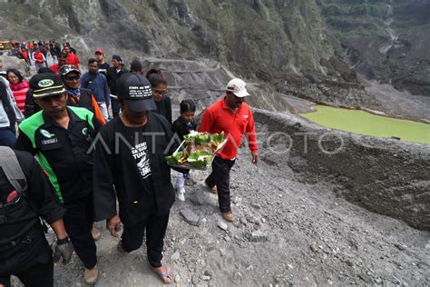 Larung Sesaji Gunung Kelud Antara Foto