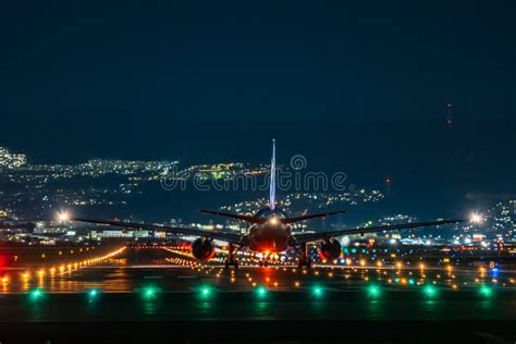 Aeroplano De Boeing Que Saca En La Noche Imagen Editorial Imagen De