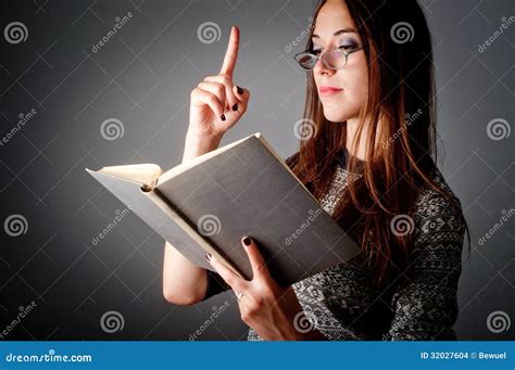 Belle Jeune Fille Lisant Un Livre Photo Stock Image Du Lecture Gris