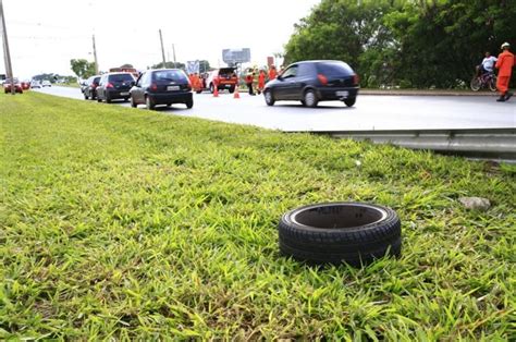 Roda Se Solta De Ve Culo E Atinge Motociclista Na Epnb Metr Poles