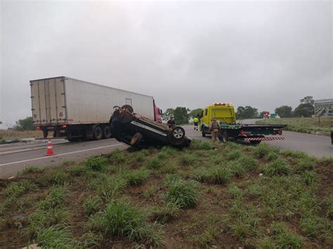 Motorista morre após colidir caminhão e capotar carro na BR 153