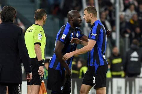 Foot Edin Dzeko Romelu Lukaku Les Relayeurs De L Inter Milan